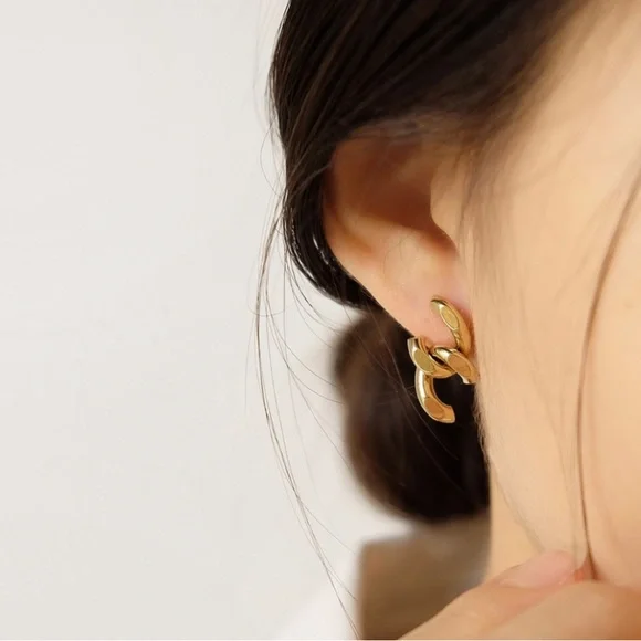 Half Link Chain Stud Earrings | Gold plated Stainless Steel - Picture 3 of 3